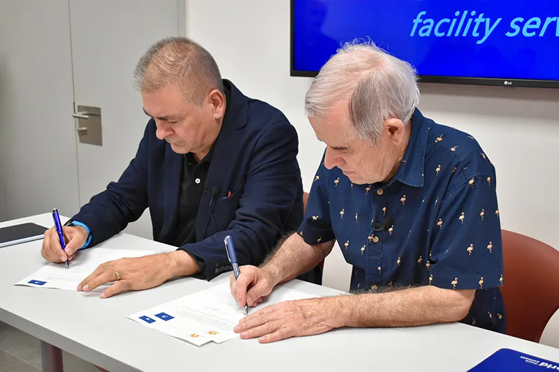 firma renovacion patrocionio sta coloma